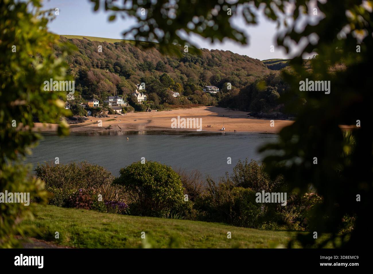 Salcombe blickt am Herbsttag über die Mündung Stockfoto