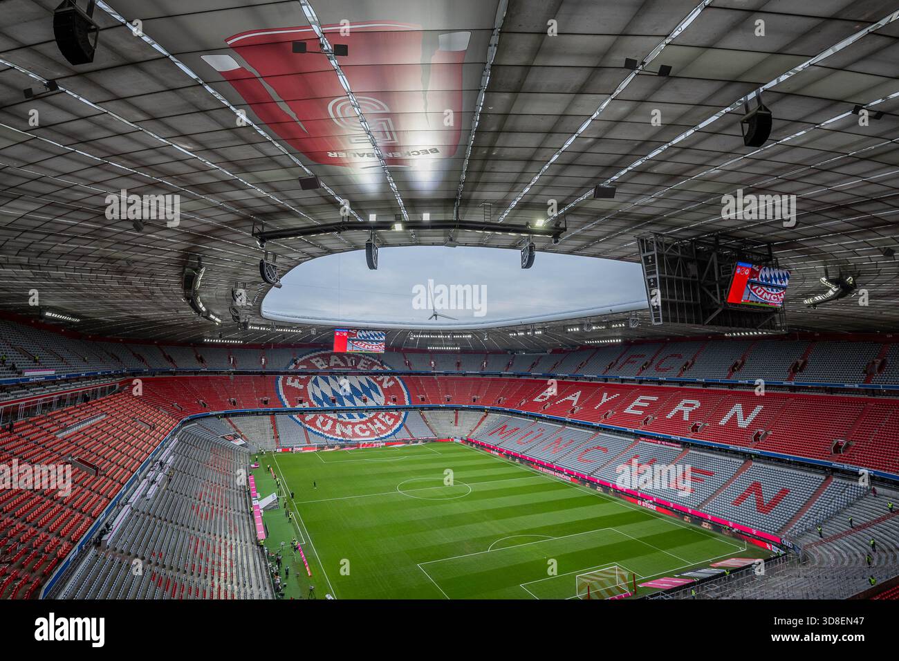 Stadion Gesamtansicht mit Blick auf das Feld [Pitch] / das Gras, die Nordkurve mit dem FC Bayern München Logo sowie die Tribüne mit der Aufschrift FC Bayern München, auf dem Dach das Trikot mit der Nummer fünf zu Ehren von Franz Beckenbauer GER, Stockfoto