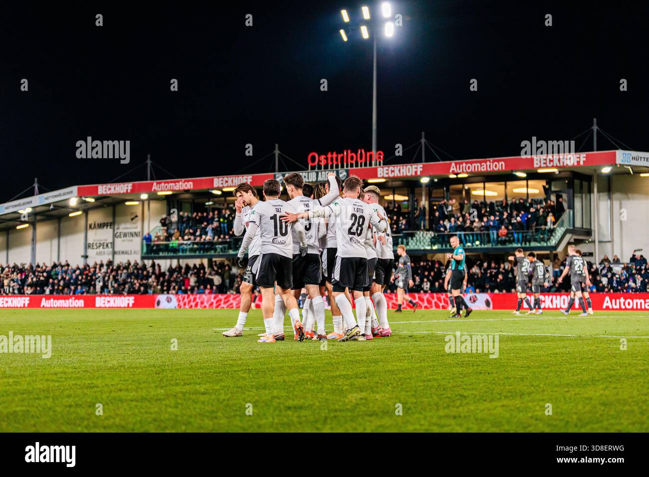 Das Team feiert nach dem Tor [Tor] 2:0 von Oualid Mhamdi (SC Verl, #20) GER, SC Verl vs. VfL Osnabrüeck, Fußball, 3. Liga, 16. Spieltag, Saison 2025/2026, 30.11.2025 DFL-Vorschriften verbieten die Verwendung von Fotografen als Bildsequenzen Stockfoto
