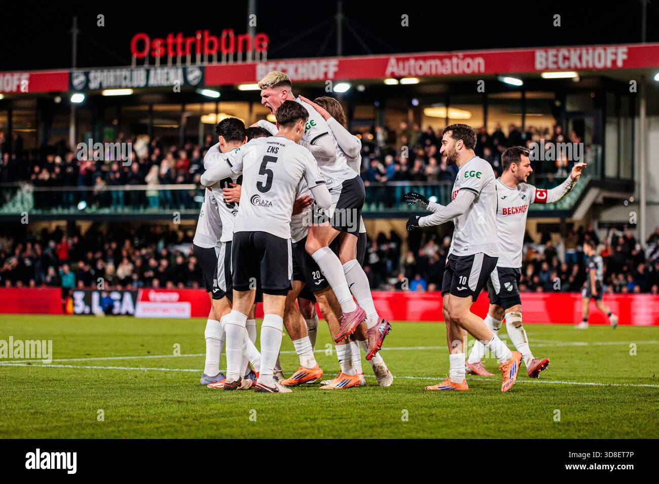 Das Team feiert nach dem Tor [Tor] 2:0 von Oualid Mhamdi (SC Verl, #20) GER, SC Verl vs. VfL Osnabrüeck, Fußball, 3. Liga, 16. Spieltag, Saison 2025/2026, 30.11.2025 DFL-Vorschriften verbieten die Verwendung von Fotografen als Bildsequenz Stockfoto