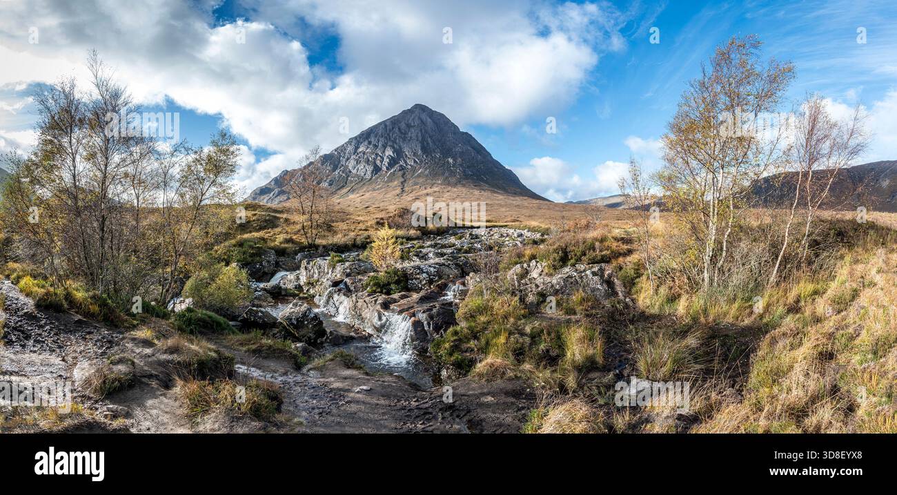 Das Bild zeigt den als Buachaille Etive Mor bekannten Berg und den Fluss Coupall, der den Kopf des Glencoe dominiert, wenn er das Rannock Moor überquert Stockfoto