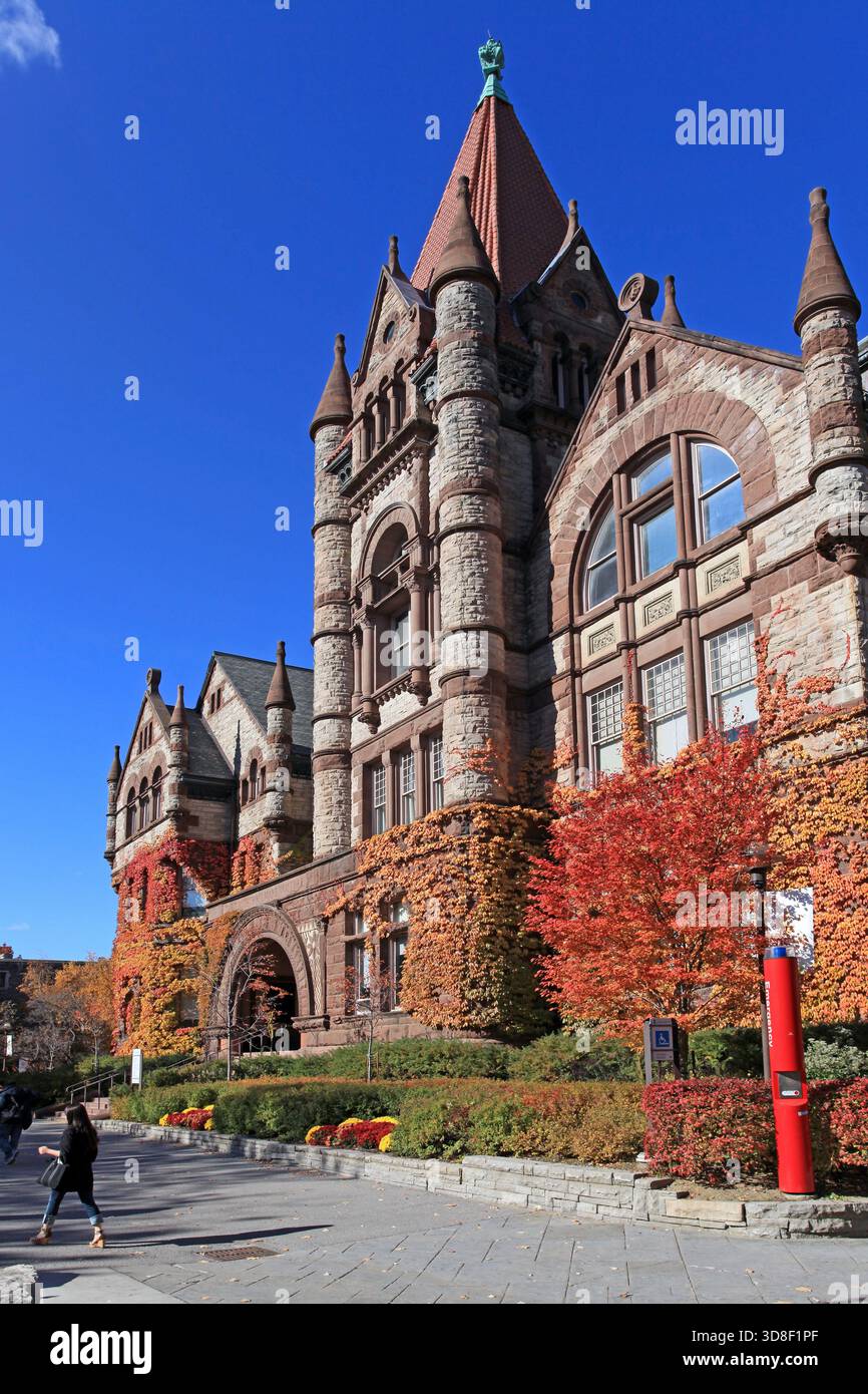 Das Old Vic Gebäude am Victoria College in der University of Toronto, romanische Architektur, erbaut 1891, mit Herbstlaub Stockfoto
