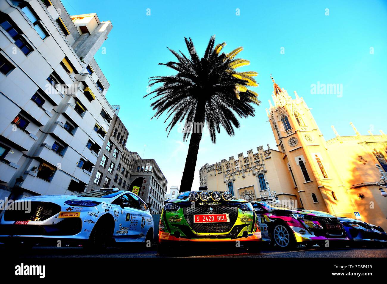 Einige Rallyefahrzeuge warten auf den Start vor dem Palacio de la Exposición in Valencia Stockfoto