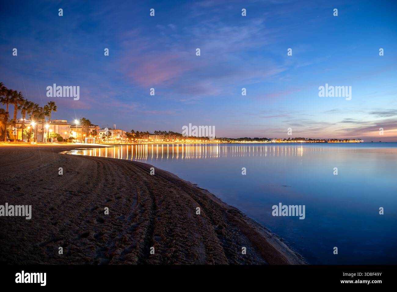 Blick auf das ruhige Wasser des Mar Menor in Los Alcazares, Region Murcia, Spanien, bei Sonnenaufgang Stockfoto