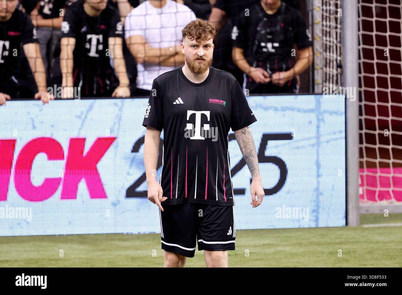 Influencer Anton Rinas / Viscabarca (Team Come with) auf der Telekom Starkick 2025 im Telekom Dome. Zahlreiche Fußballlegenden, Berühmtheiten, Influencer und Stars traten für einen guten Zweck auf dem kleinen Feld. Bonn, 30. November 2025 Stockfoto