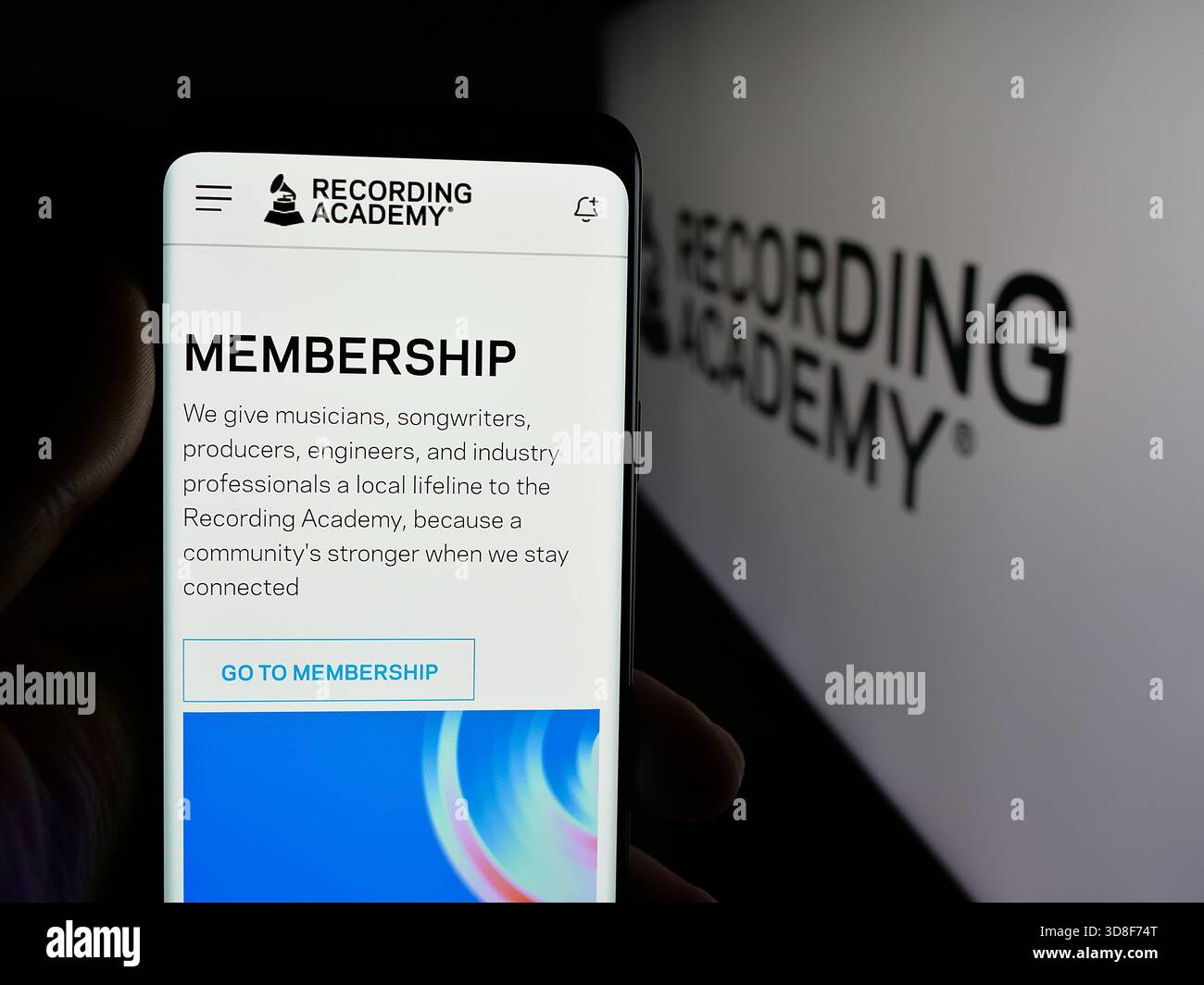 Stuttgart, Deutschland - 23.11.2025: Person mit Smartphone und Webseite der Grammy Awards Organisation Recording Academy auf dem Bildschirm vor dem Logo. Stockfoto