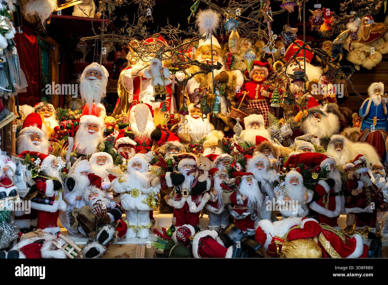 Sammlung von Weihnachtsmannsfiguren, die in der Regel auf Einem Weihnachtsmarkt oder in Einem Geschäft für Weihnachtsdekorationen zu finden sind. Stockfoto