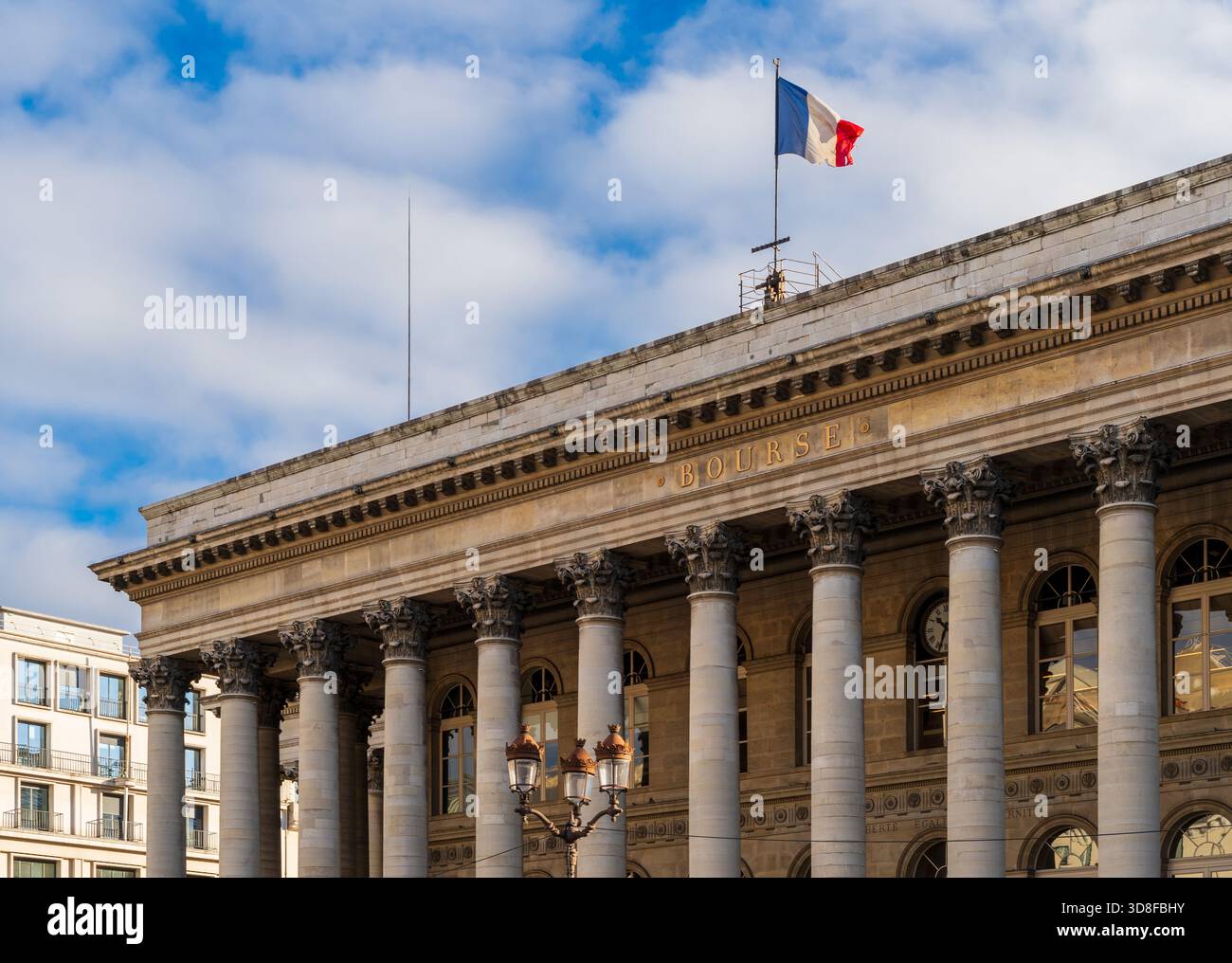 Das Palais Brongniart, ein neoklassizistisches Gebäude, das die Pariser Börse beherbergt Stockfoto