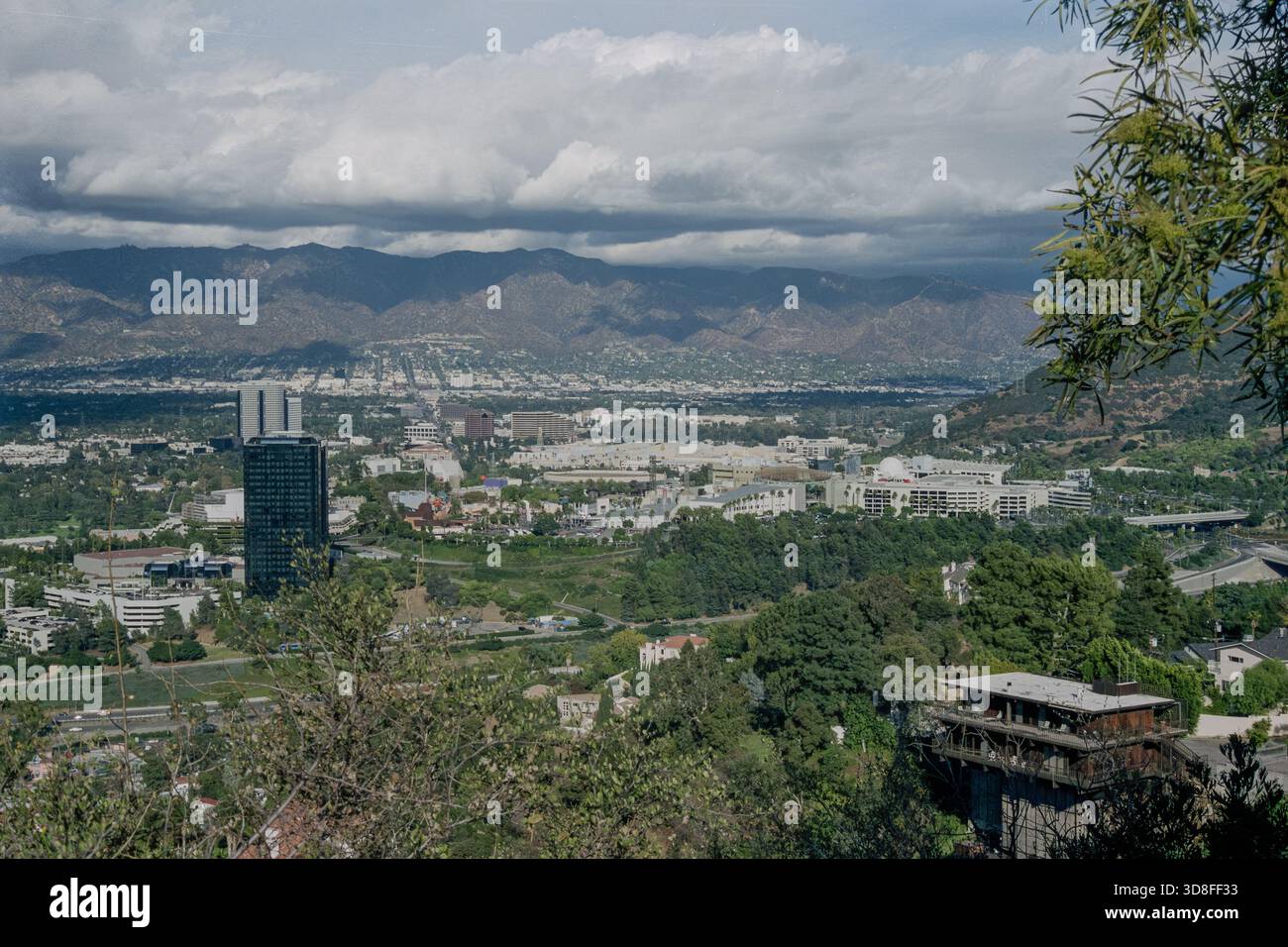 Ein Blick auf das San Fernando Valley von einem der malerischen Ausblicke auf den Mulholland Drive Anfang 1999, einschließlich der Universal Studios Hollywood und im Zentrum des Universal Amphitheaters. Der Veranstaltungsort wurde im September 2013 geschlossen, um Platz für die Wizarding World of Harry Potter Attraction zu machen. Der schwarze Turm des Sheraton Universal Hotel befindet sich auf der linken Seite. Stockfoto