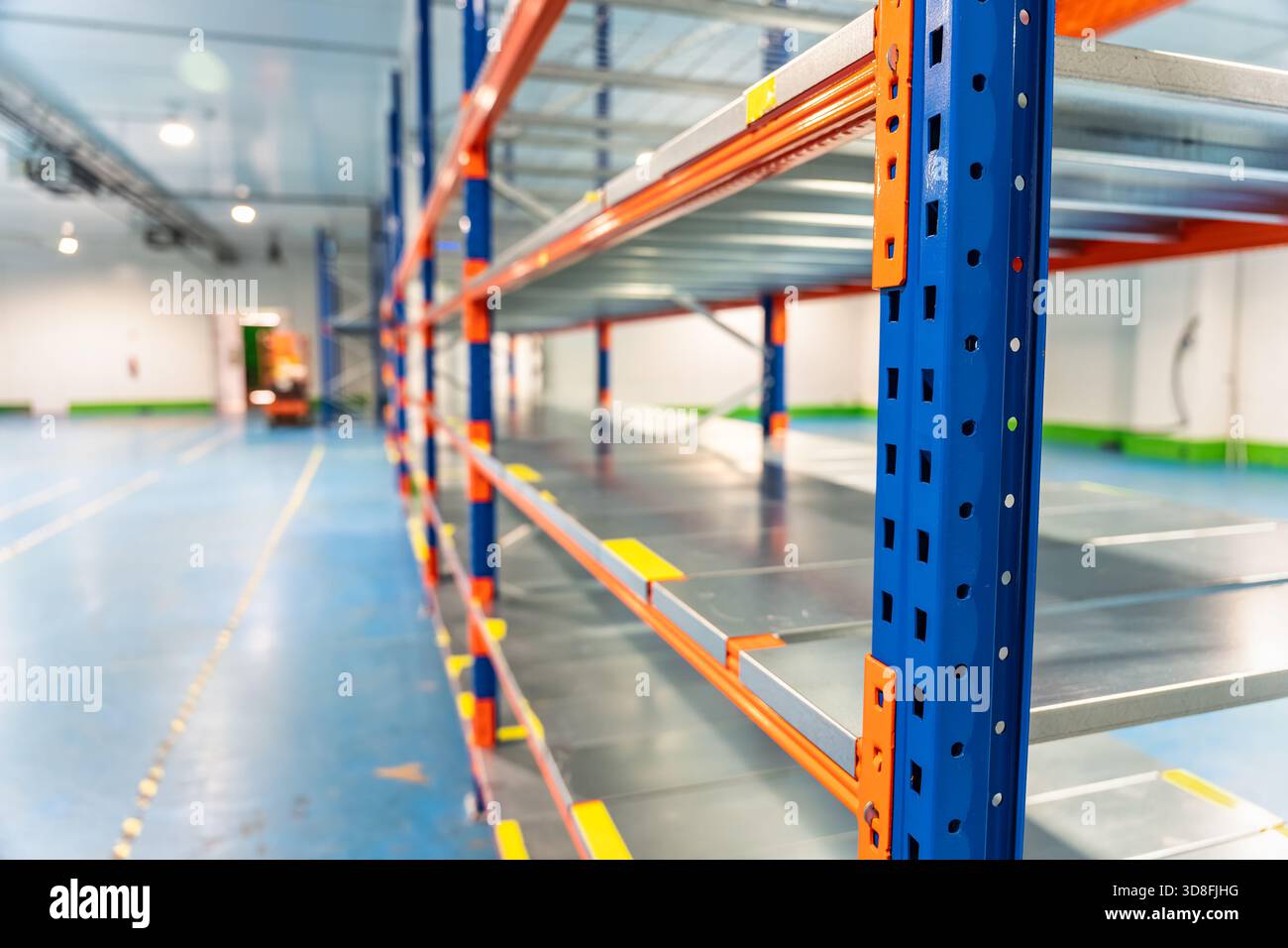 Industrieregale zum Stapeln und Lagern von Lebensmitteln im Kühlraum. Stockfoto