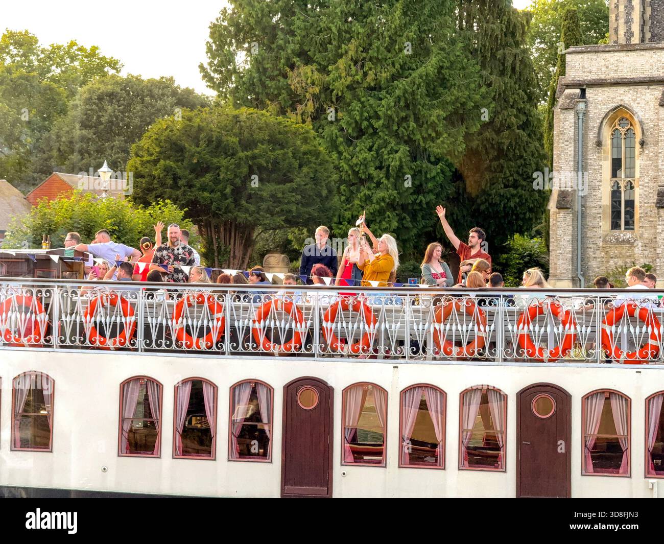 Marlow, Buckinghamshire, England, Vereinigtes Königreich - 20. Juli 2025: Menschen auf dem Oberdeck eines Flussschiffes genießen eine gesellschaftliche Veranstaltung auf der Themse Stockfoto