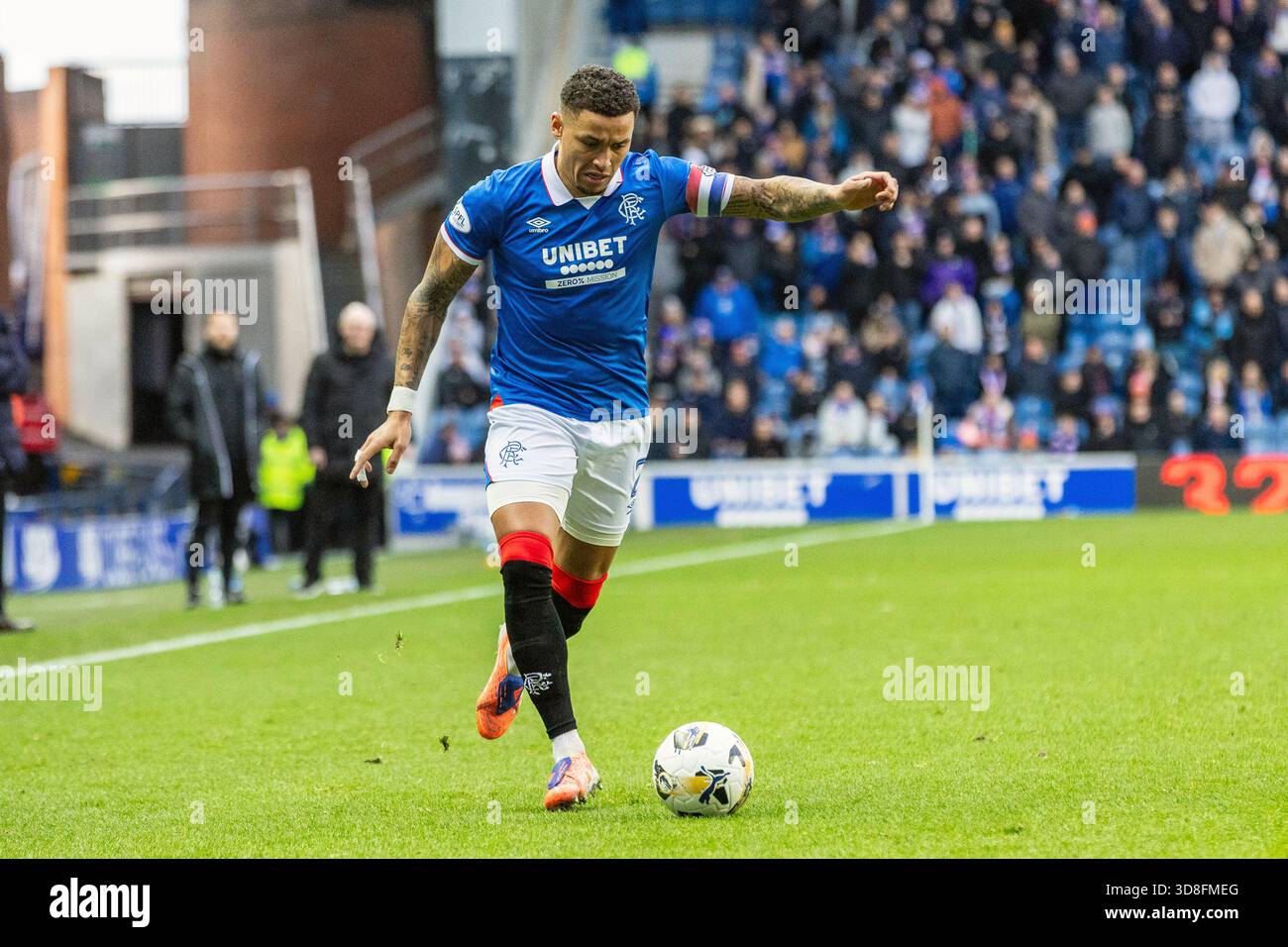Glasgow, Großbritannien. November 2025 30. Rangers FC spielte Falkirk FC im Ibrox Stadion in Glasgow, Schottland in einem William Hill Premiership Spiel. Das Endresultat waren die Rangers 0 - 0 Falkirk. James Tavernier (R2), Kapitän der Rangers, der den Ball kickt. Quelle: Findlay/Alamy Live News Stockfoto
