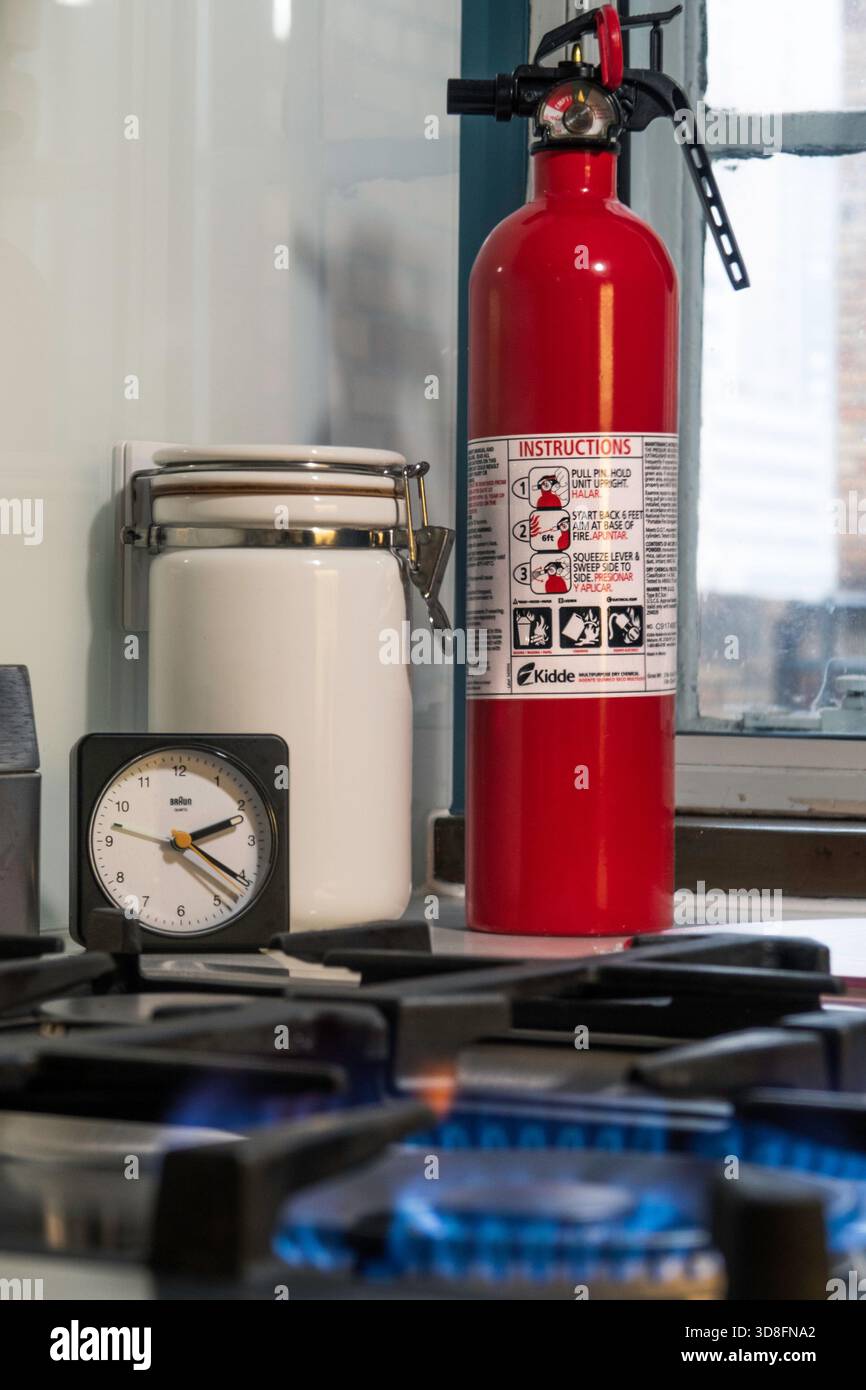 Wohnküche mit Gasherd sollte immer einen Feuerlöscher in der Nähe haben, 2025, USA Stockfoto