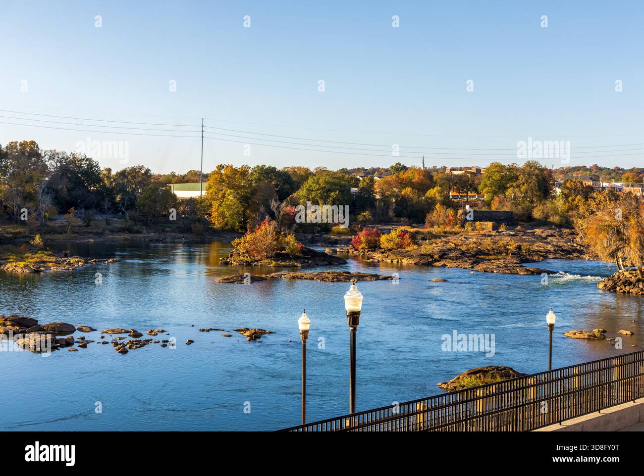 Malerischer Woodruff Riverfront Park und historisches Flussufer Industrieviertel in Columbus, Georgia, bei Sonnenuntergang Stockfoto