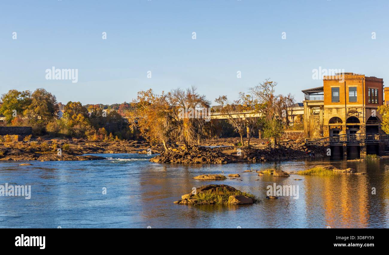 Malerischer Woodruff Riverfront Park und historisches Flussufer Industrieviertel in Columbus, Georgia, bei Sonnenuntergang Stockfoto