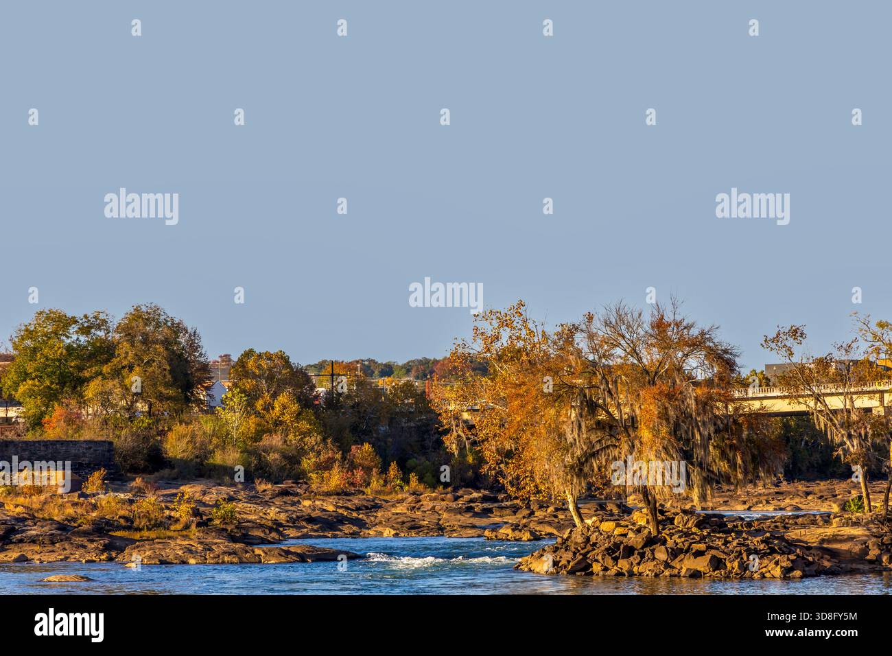 Malerischer Woodruff Riverfront Park und historisches Flussufer Industrieviertel in Columbus, Georgia, bei Sonnenuntergang Stockfoto