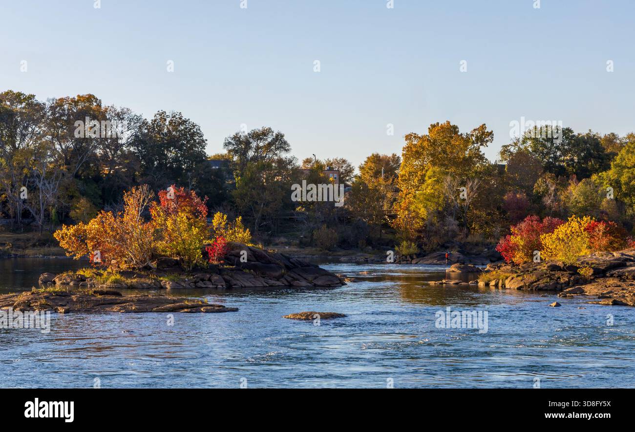 Malerischer Woodruff Riverfront Park und historisches Flussufer Industrieviertel in Columbus, Georgia, bei Sonnenuntergang Stockfoto