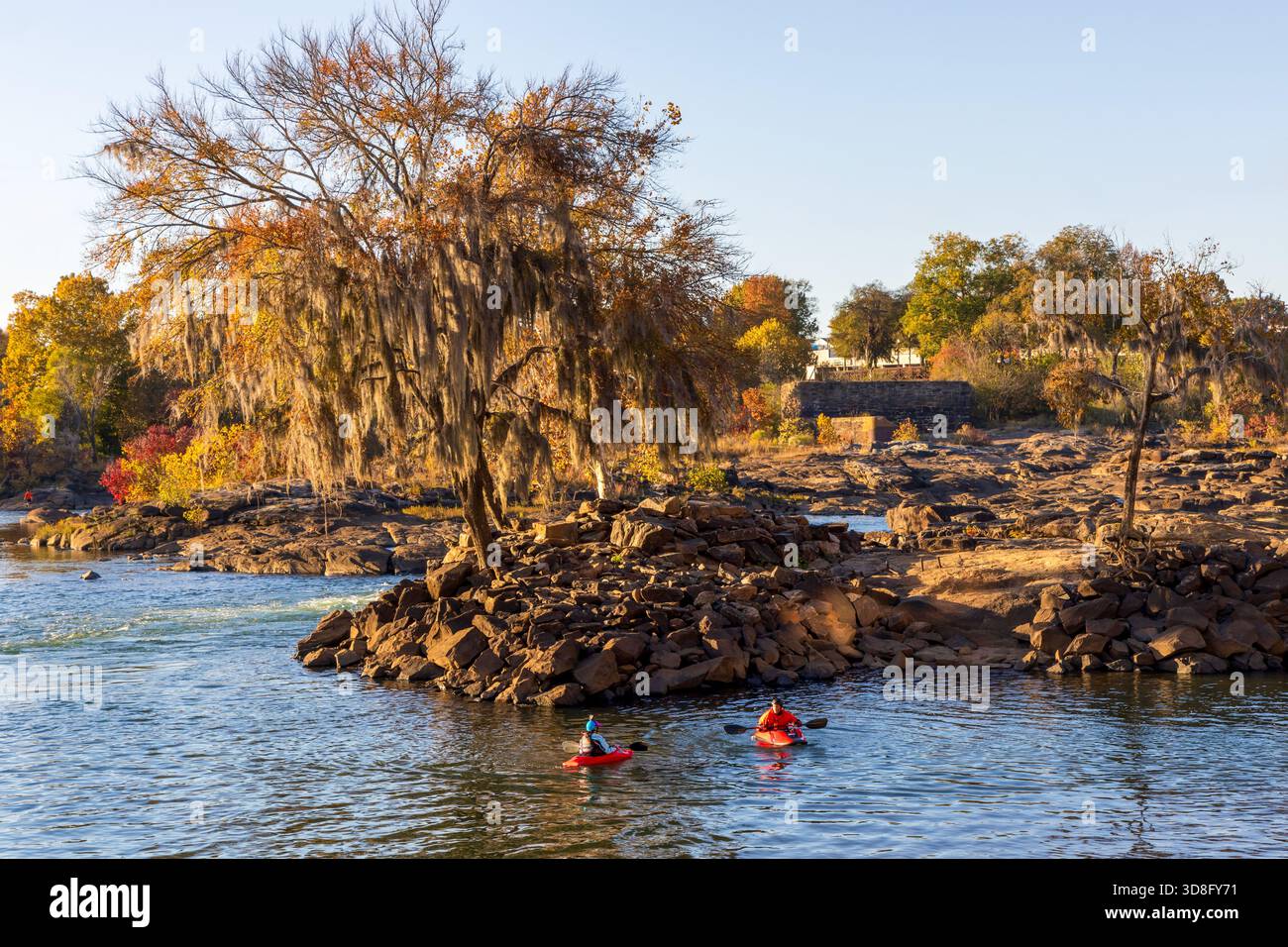 Malerischer Woodruff Riverfront Park und historisches Flussufer Industrieviertel in Columbus, Georgia, bei Sonnenuntergang Stockfoto