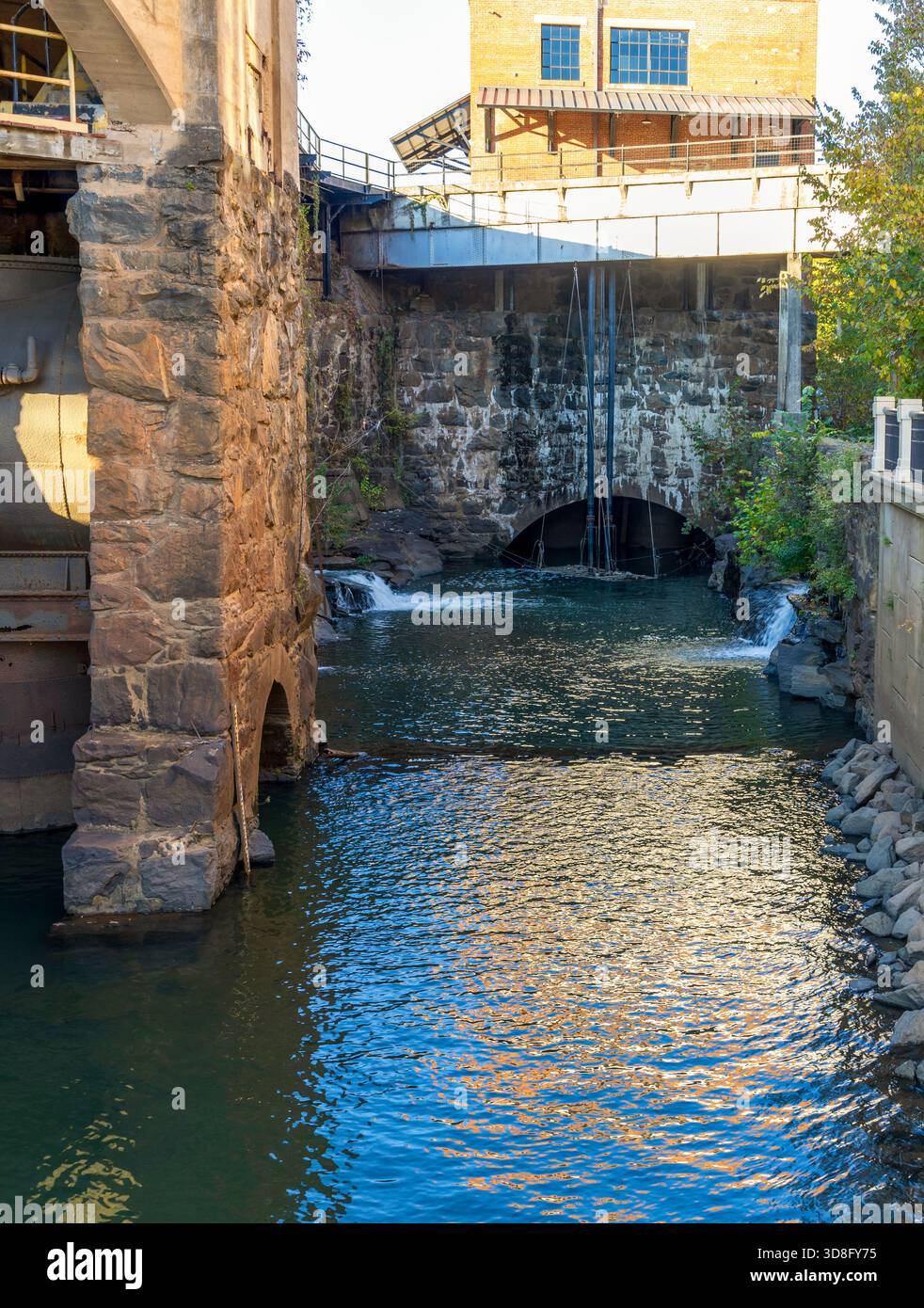 Malerischer Woodruff Riverfront Park und historisches Flussufer Industrieviertel in Columbus, Georgia, bei Sonnenuntergang Stockfoto