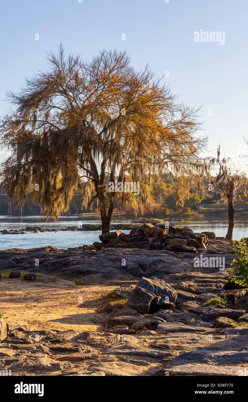 Malerischer Woodruff Riverfront Park und historisches Flussufer Industrieviertel in Columbus, Georgia, bei Sonnenuntergang Stockfoto