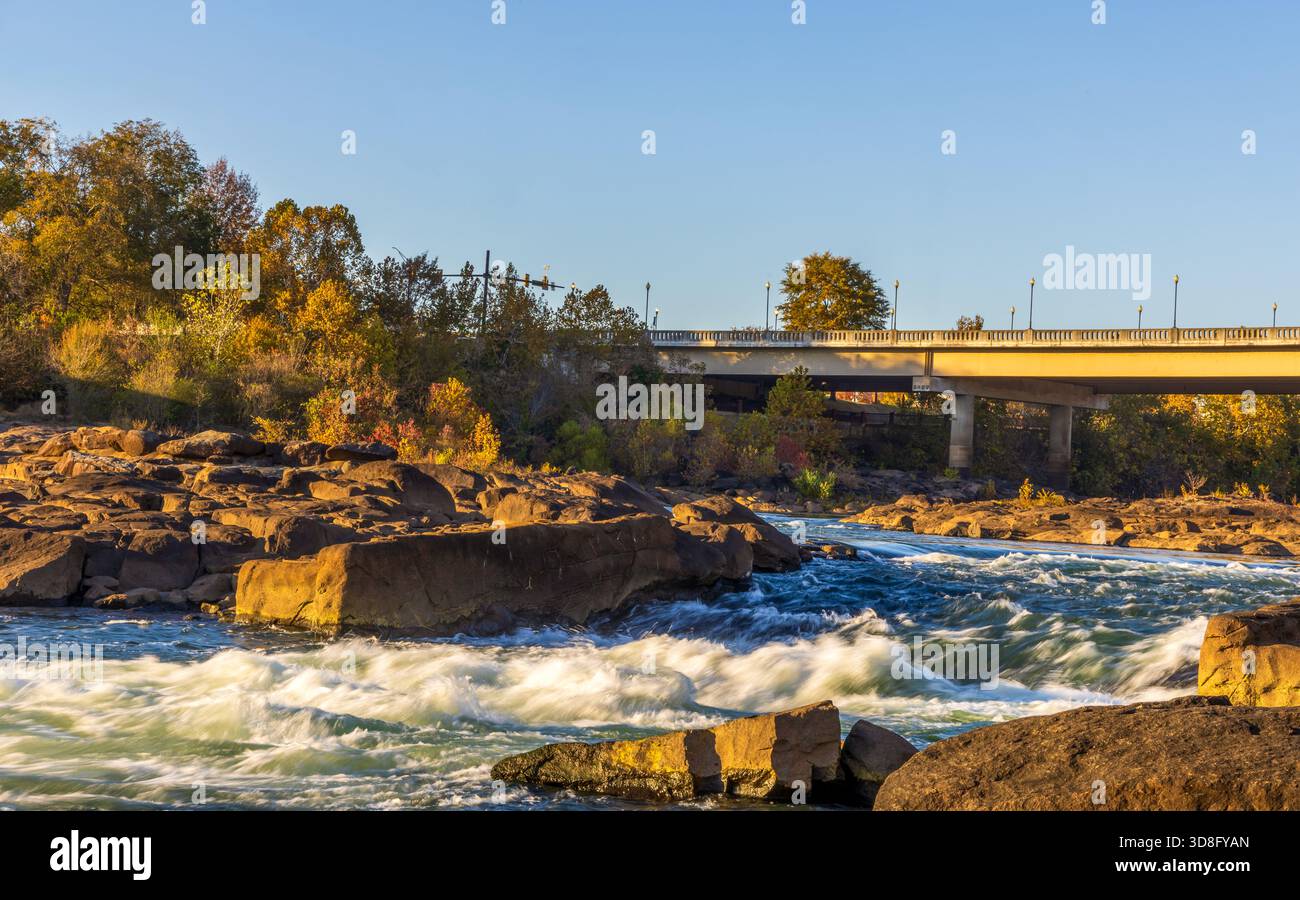 Malerischer Woodruff Riverfront Park und historisches Flussufer Industrieviertel in Columbus, Georgia, bei Sonnenuntergang Stockfoto