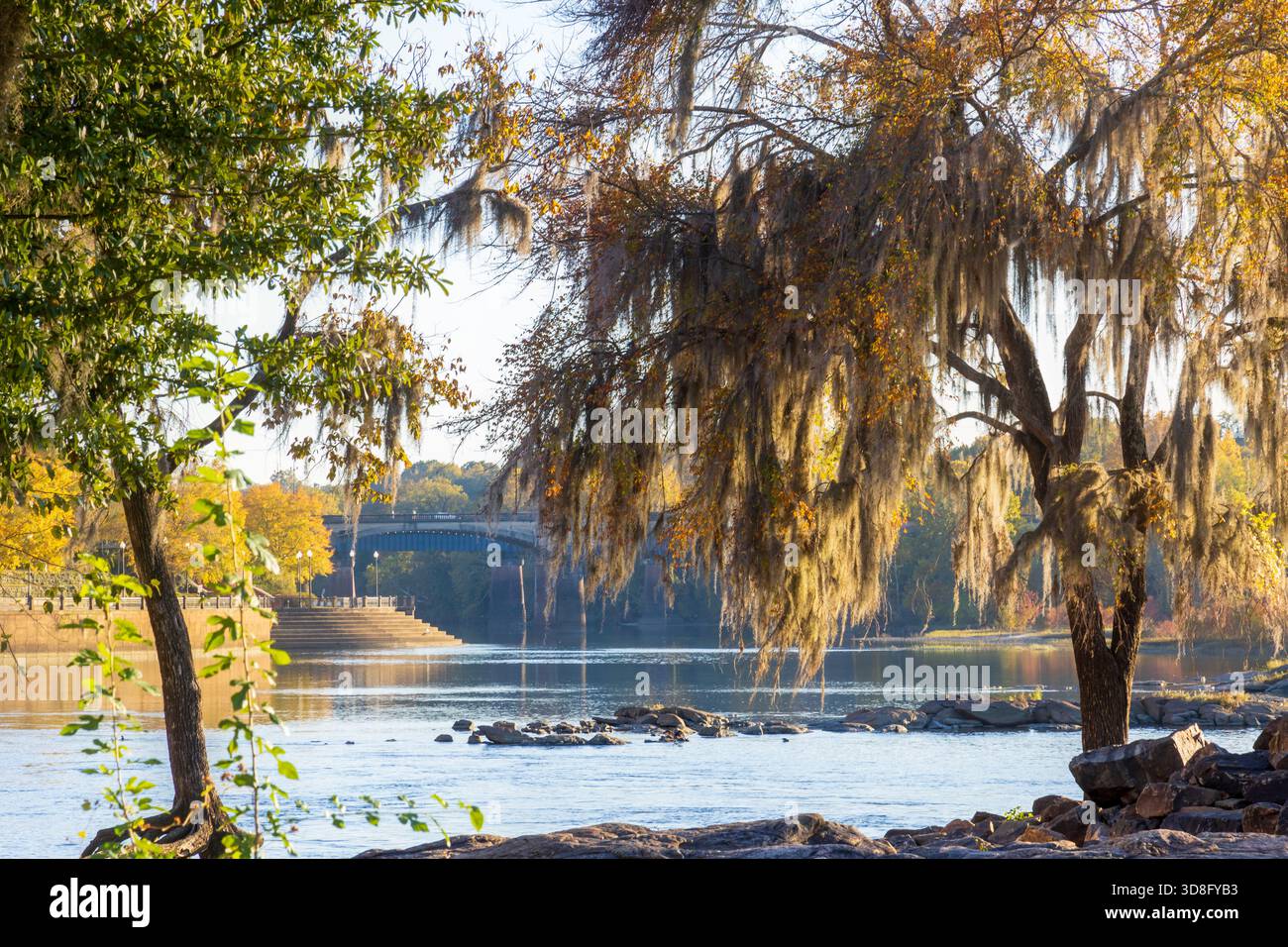 Malerischer Woodruff Riverfront Park und historisches Flussufer Industrieviertel in Columbus, Georgia, bei Sonnenuntergang Stockfoto