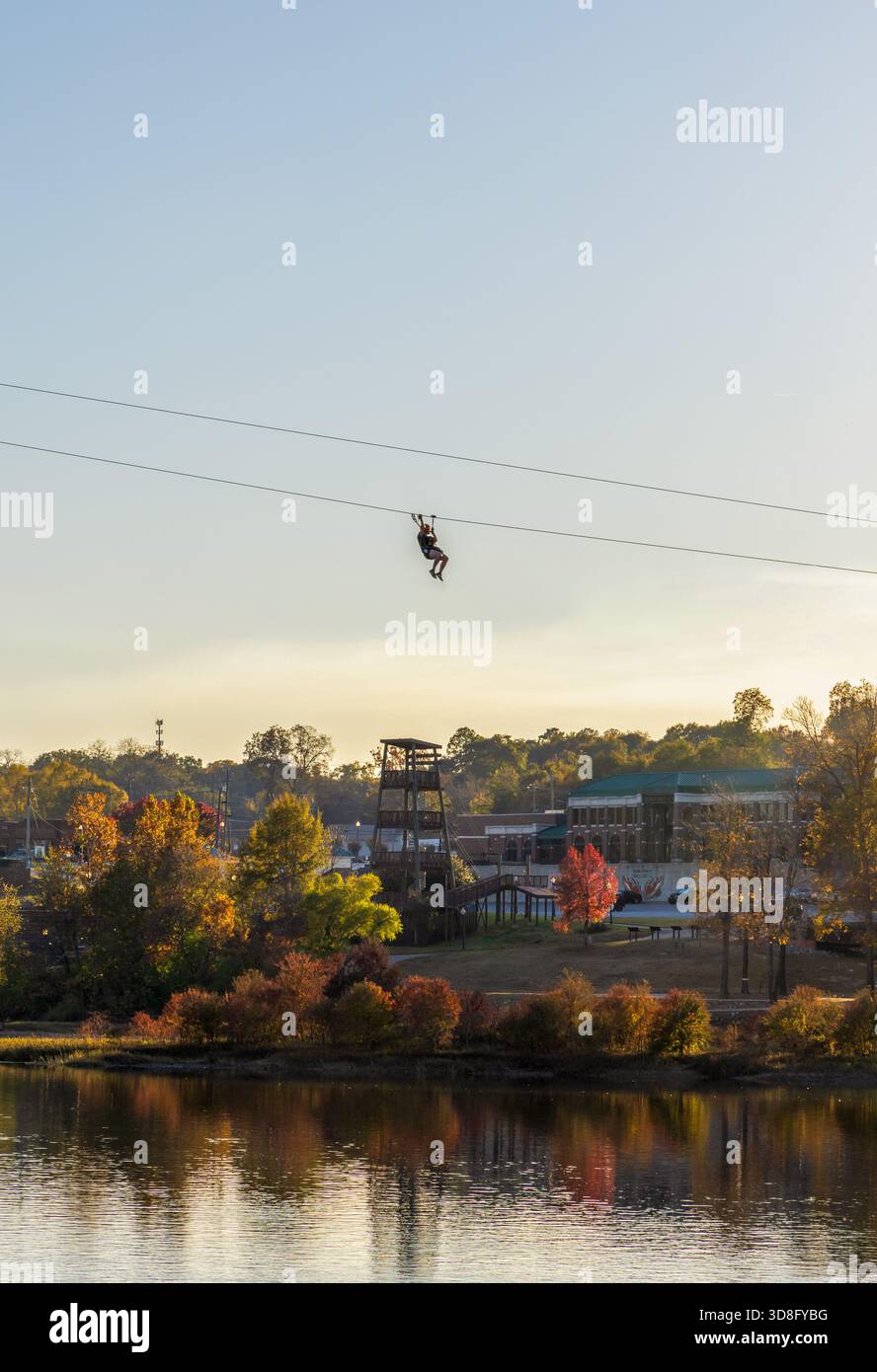 Malerischer Woodruff Riverfront Park und historisches Flussufer Industrieviertel in Columbus, Georgia, bei Sonnenuntergang Stockfoto