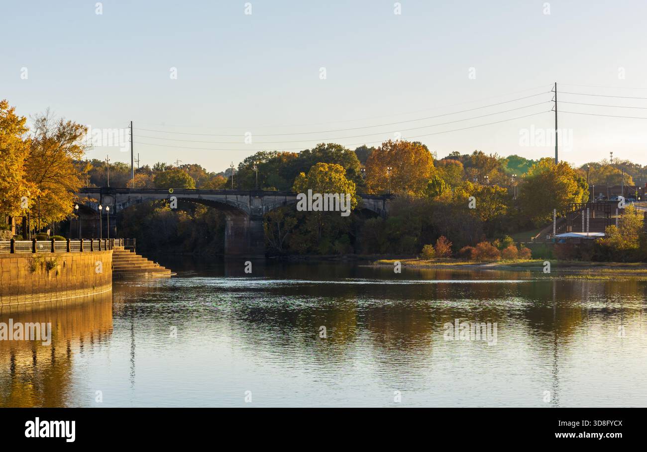 Malerischer Woodruff Riverfront Park und historisches Flussufer Industrieviertel in Columbus, Georgia, bei Sonnenuntergang Stockfoto