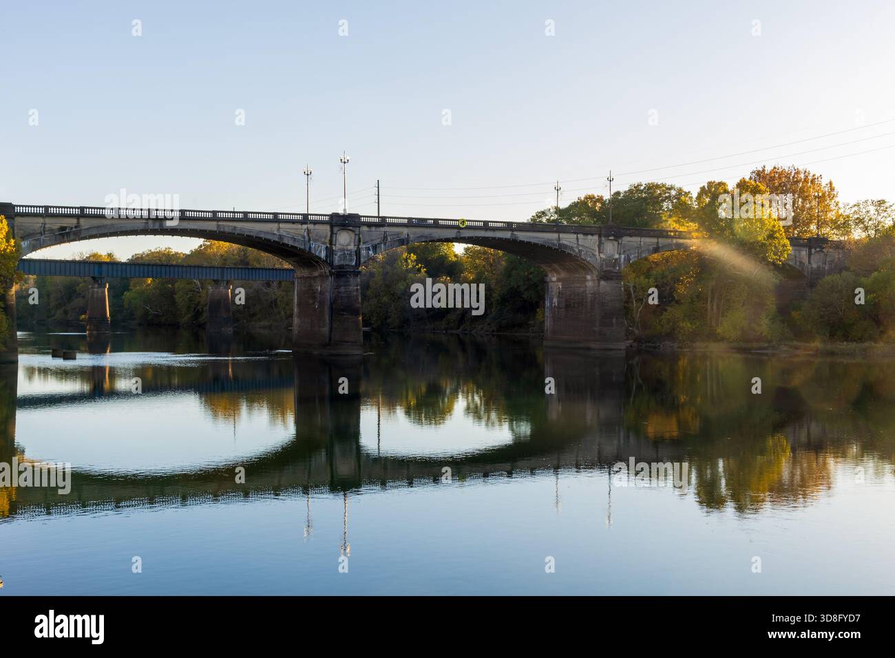 Malerischer Woodruff Riverfront Park und historisches Flussufer Industrieviertel in Columbus, Georgia, bei Sonnenuntergang Stockfoto