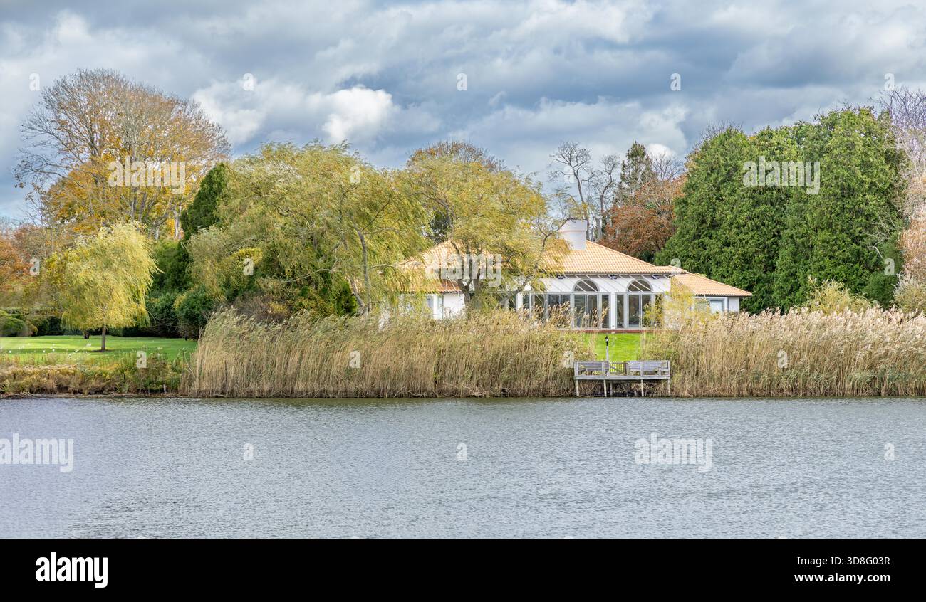 Ein teures Luxushaus am Lake Awam in southampton Stockfoto