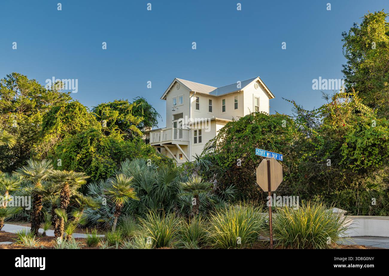 Großes weißes Haus auf der geoff Wilder Lane in Rosmarin Beach, Florida Stockfoto