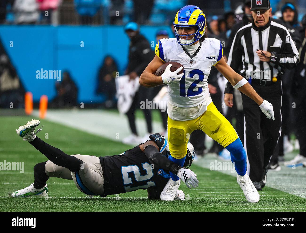 Charlotte, North Carolina, 30. November 2025: Puka Nacua (12) bricht den Angriff auf Carolina Saftey Nick Scott (21). NFL-Fußballspiel zwischen Los Angeles Rams und Carolina Panthers im Bank of America Stadium in Charlotte, North Carolina. David Beach/CSM Credit: CAL Sport Media/Alamy Live News Stockfoto