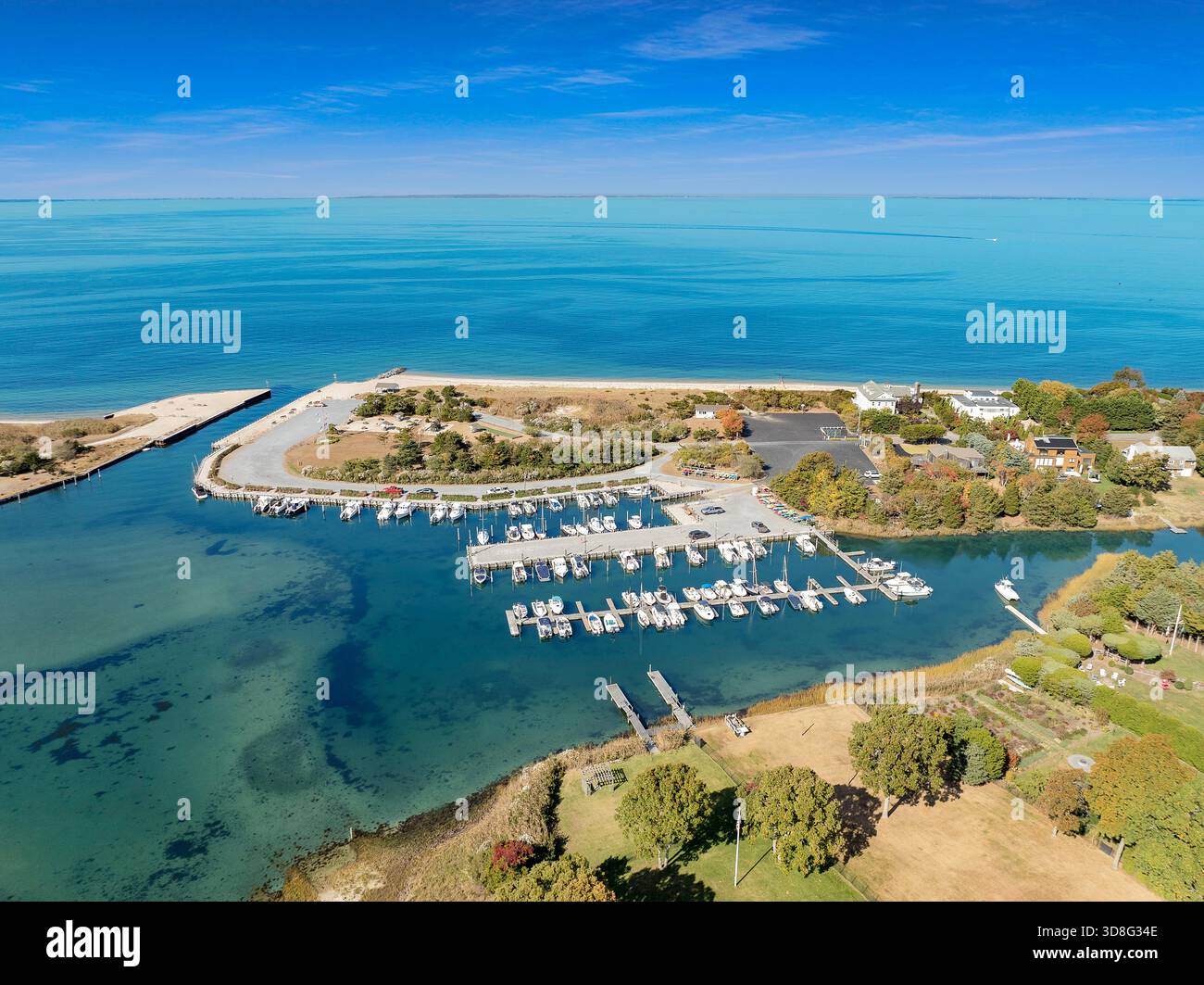 Blick aus der Vogelperspektive auf den Strand mit klarem Wasser und den Yachthafen am Löwenkopf Stockfoto