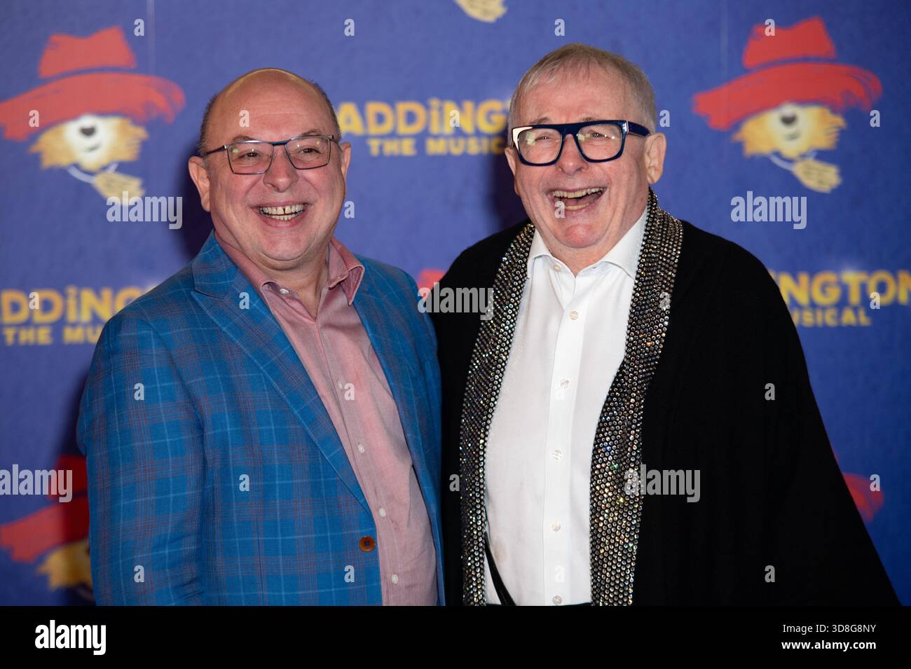 London, Vereinigtes Königreich. 30 Uhr November 2025. Sir Christopher Biggins (R) und Gast nahmen an der Eröffnung von Paddington the Musical im Savoy Theatre teil. Cristina Massei/EmpicsAlamy Live News Stockfoto