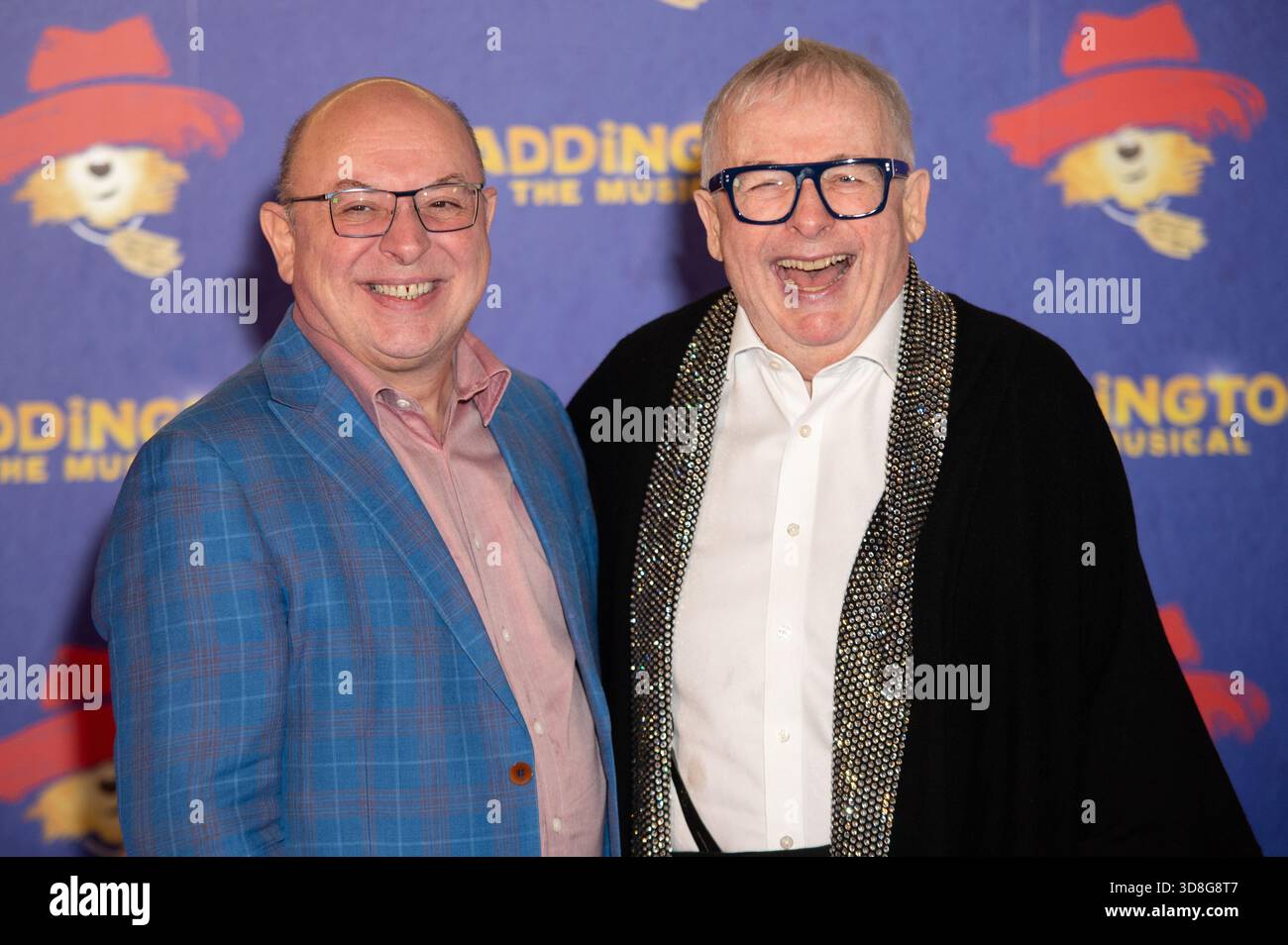 London, Vereinigtes Königreich. 30 Uhr November 2025. Sir Christopher Biggins (R) und Gast nahmen an der Eröffnung von Paddington the Musical im Savoy Theatre teil. Cristina Massei/EmpicsAlamy Live News Stockfoto