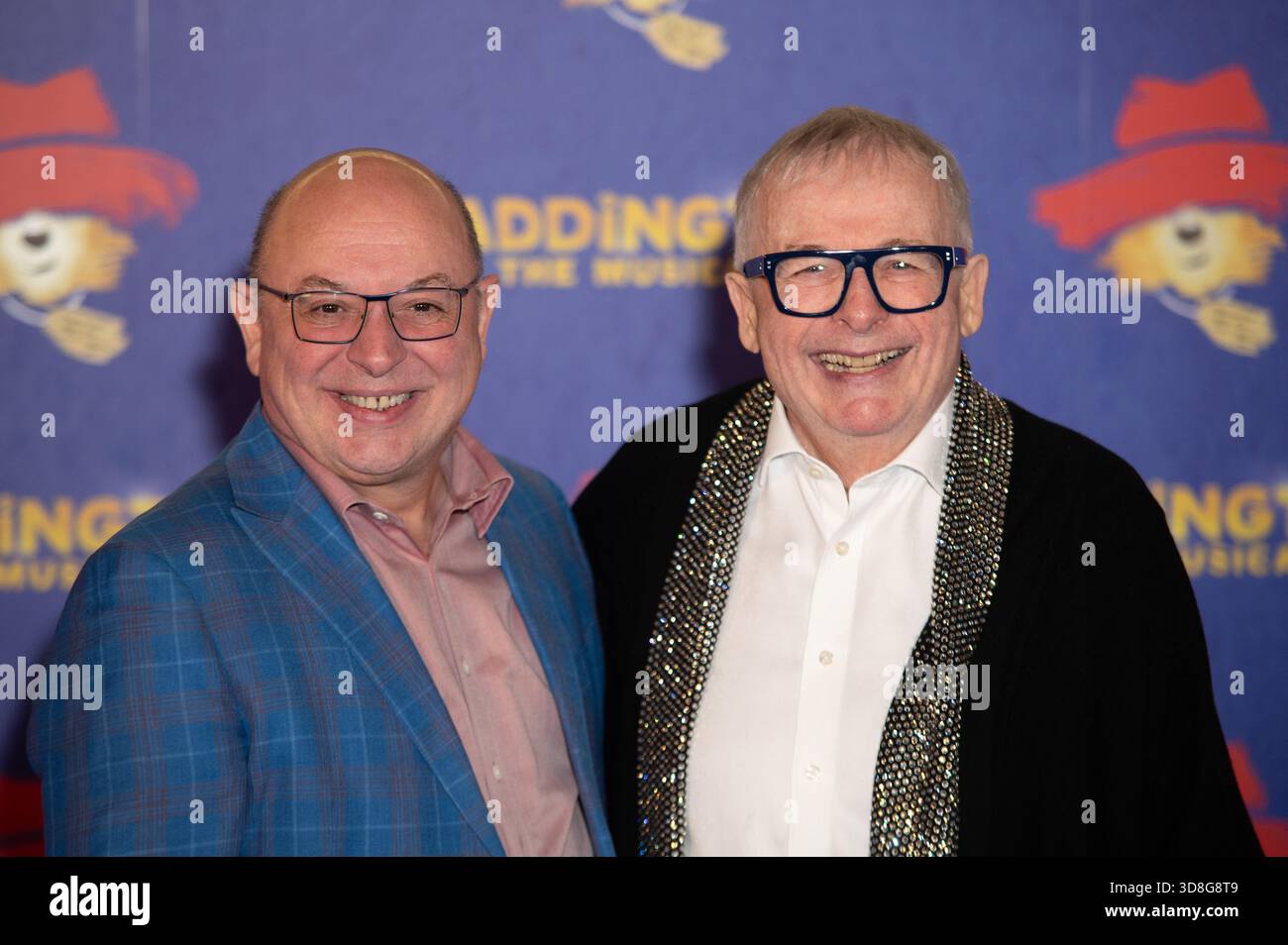 London, Vereinigtes Königreich. 30 Uhr November 2025. Sir Christopher Biggins (R) und Gast nahmen an der Eröffnung von Paddington the Musical im Savoy Theatre teil. Cristina Massei/EmpicsAlamy Live News Stockfoto