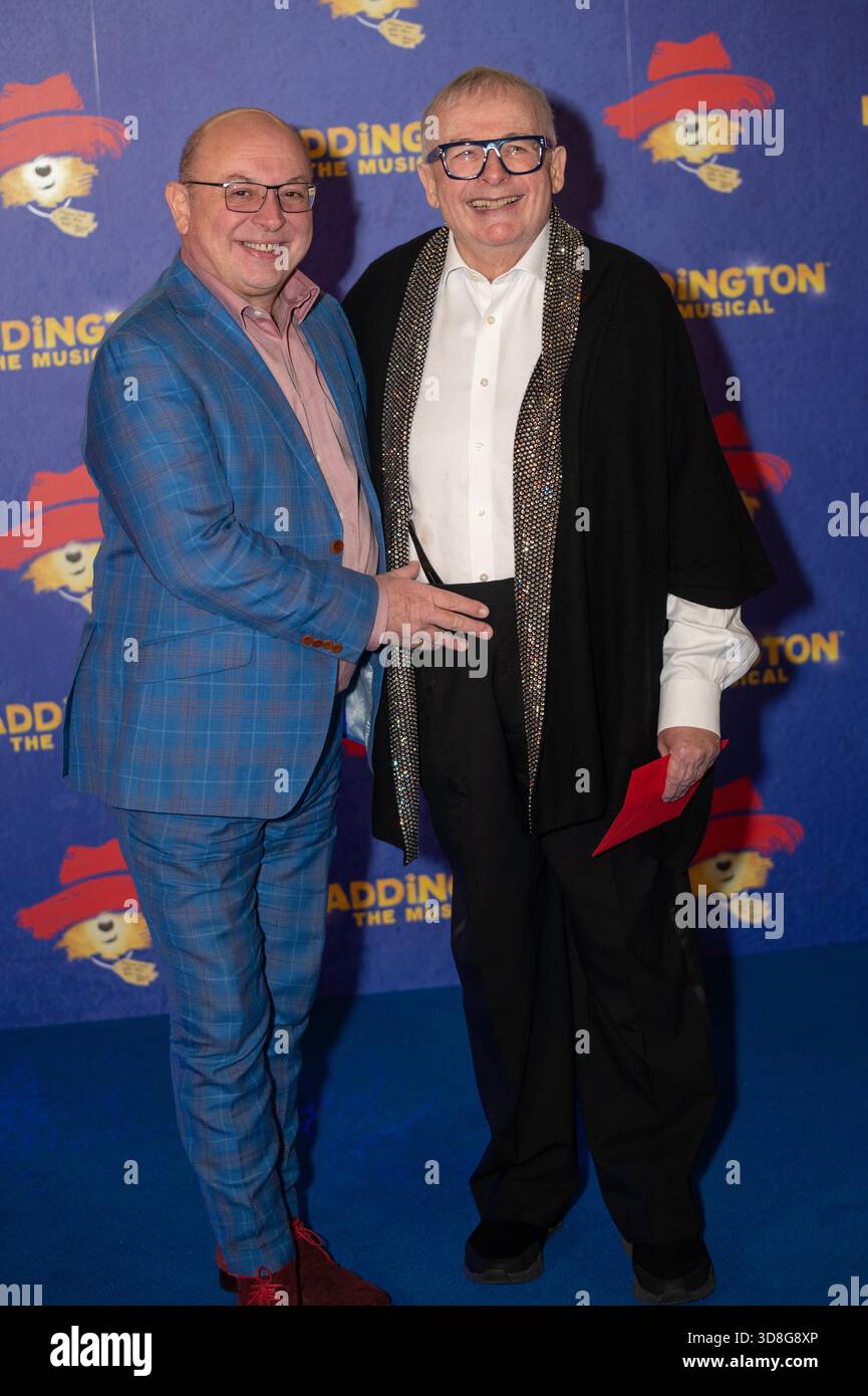 London, Vereinigtes Königreich. 30 Uhr November 2025. Sir Christopher Biggins (R) und Gast nahmen an der Eröffnung von Paddington the Musical im Savoy Theatre teil. Cristina Massei/EmpicsAlamy Live News Stockfoto