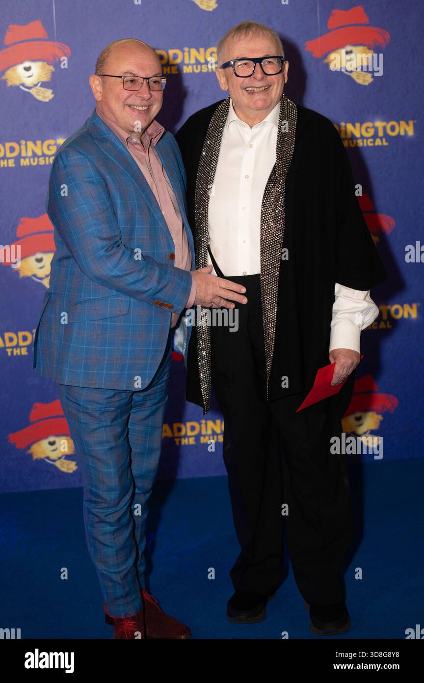London, Vereinigtes Königreich. 30 Uhr November 2025. Sir Christopher Biggins (R) und Gast nahmen an der Eröffnung von Paddington the Musical im Savoy Theatre teil. Cristina Massei/EmpicsAlamy Live News Stockfoto