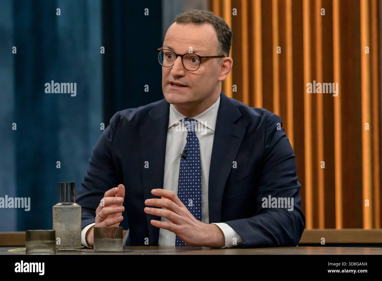 Berlin, Deutschland. November 2025 30. Im Bild, von links: Jens Spahn (Vorsitzender der CDU/CSU-Bundestagsfraktion), im Gespräch, Rede, GER, Berlin, studio, Gast bei Caren Miosga, politische Talkshow, TV, Format, mit Moderator, das erste, aus Adlershof - Studio 20, Thema: gibt es eine Mehrheit für das Rentenpaket, Herr Spahn? 30. November 2025. Quelle: HMB Media/Alamy Live News Stockfoto