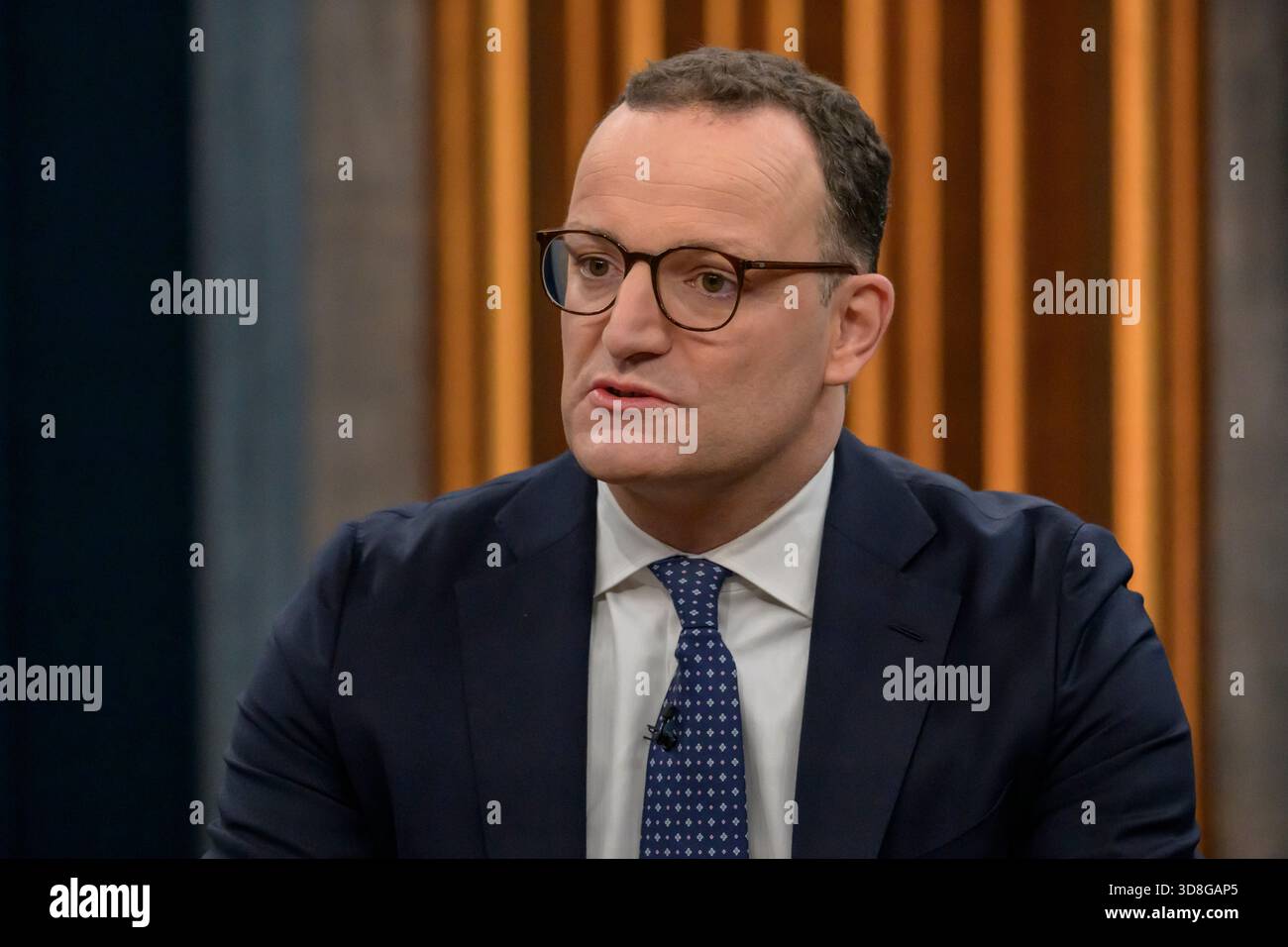 Berlin, Deutschland. November 2025 30. Im Bild, von links: Jens Spahn (Vorsitzender der CDU/CSU-Bundestagsfraktion), im Gespräch, Rede, GER, Berlin, studio, Gast bei Caren Miosga, politische Talkshow, TV, Format, mit Moderator, das erste, aus Adlershof - Studio 20, Thema: gibt es eine Mehrheit für das Rentenpaket, Herr Spahn? 30. November 2025. Quelle: HMB Media/Alamy Live News Stockfoto