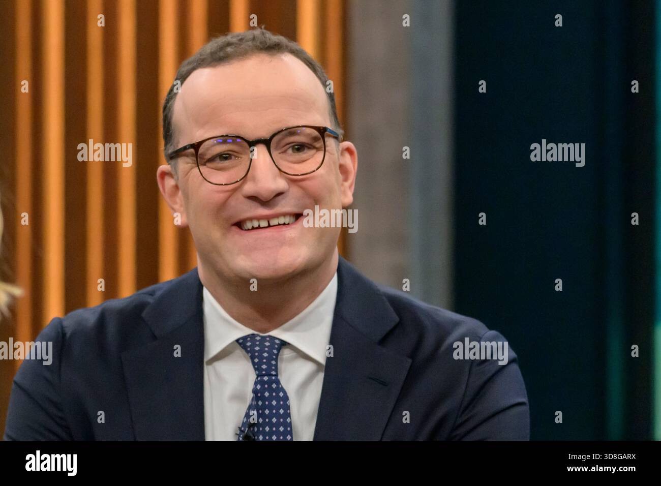 Berlin, Deutschland. November 2025 30. Im Bild, von links: Jens Spahn (Vorsitzender der CDU/CSU-Bundestagsfraktion), im Gespräch, Rede, GER, Berlin, studio, Gast bei Caren Miosga, politische Talkshow, TV, Format, mit Moderator, das erste, aus Adlershof - Studio 20, Thema: gibt es eine Mehrheit für das Rentenpaket, Herr Spahn? 30. November 2025. Quelle: HMB Media/Alamy Live News Stockfoto