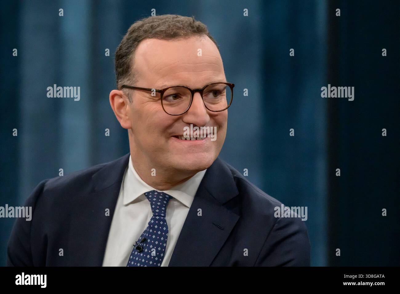 Berlin, Deutschland. November 2025 30. Im Bild, von links: Jens Spahn (Vorsitzender der CDU/CSU-Bundestagsfraktion), im Gespräch, Rede, GER, Berlin, studio, Gast bei Caren Miosga, politische Talkshow, TV, Format, mit Moderator, das erste, aus Adlershof - Studio 20, Thema: gibt es eine Mehrheit für das Rentenpaket, Herr Spahn? 30. November 2025. Quelle: HMB Media/Alamy Live News Stockfoto