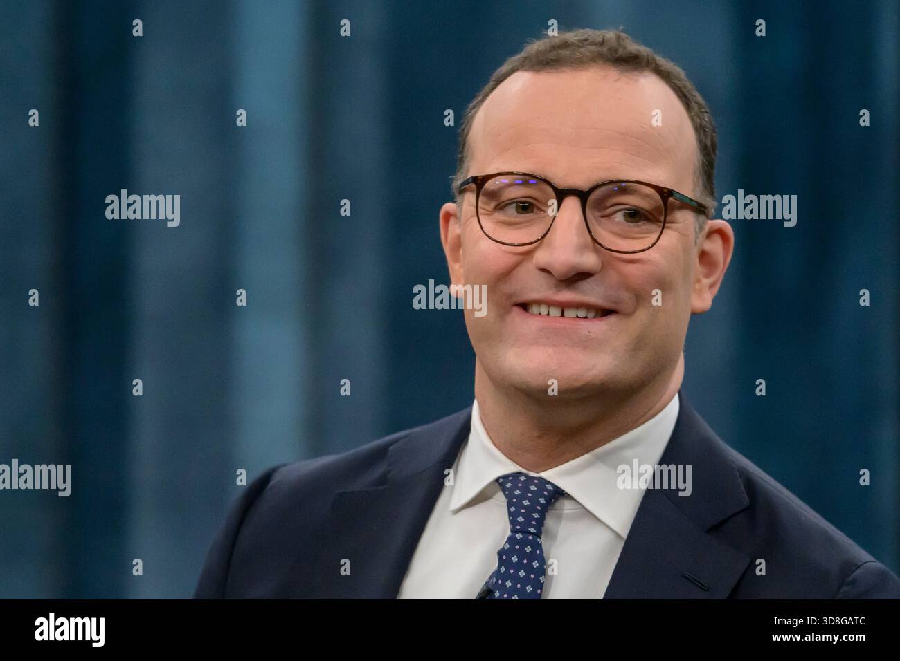 Berlin, Deutschland. November 2025 30. Im Bild, von links: Jens Spahn (Vorsitzender der CDU/CSU-Bundestagsfraktion), im Gespräch, Rede, GER, Berlin, studio, Gast bei Caren Miosga, politische Talkshow, TV, Format, mit Moderator, das erste, aus Adlershof - Studio 20, Thema: gibt es eine Mehrheit für das Rentenpaket, Herr Spahn? 30. November 2025. Quelle: HMB Media/Alamy Live News Stockfoto