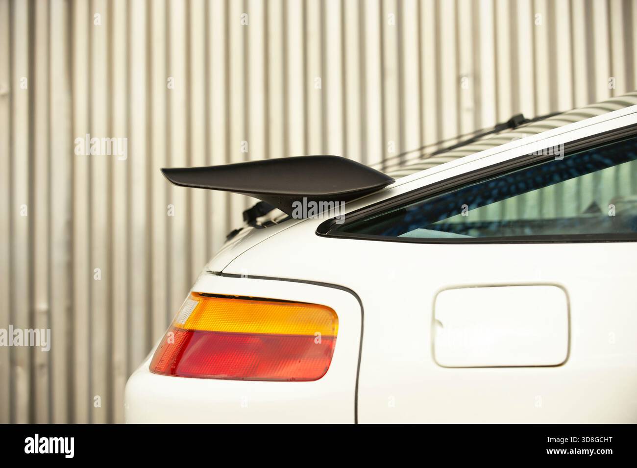 Weißer Sportwagen Porsche 928, Dreiviertelstatik vorn und hinten sowie Detailaufnahmen von Scheinwerfer, Heckspoiler und Rücklicht. Stockfoto