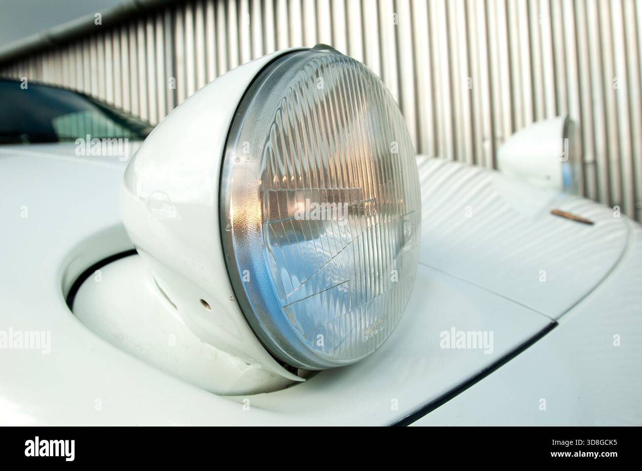 Weißer Sportwagen Porsche 928, Dreiviertelstatik vorn und hinten sowie Detailaufnahmen von Scheinwerfer, Heckspoiler und Rücklicht. Stockfoto