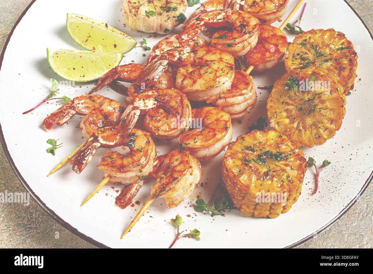 Tigergarnelen auf Spießen, Garnelenkebab, mit Mais, gebraten, hausgemacht, keine Personen Stockfoto