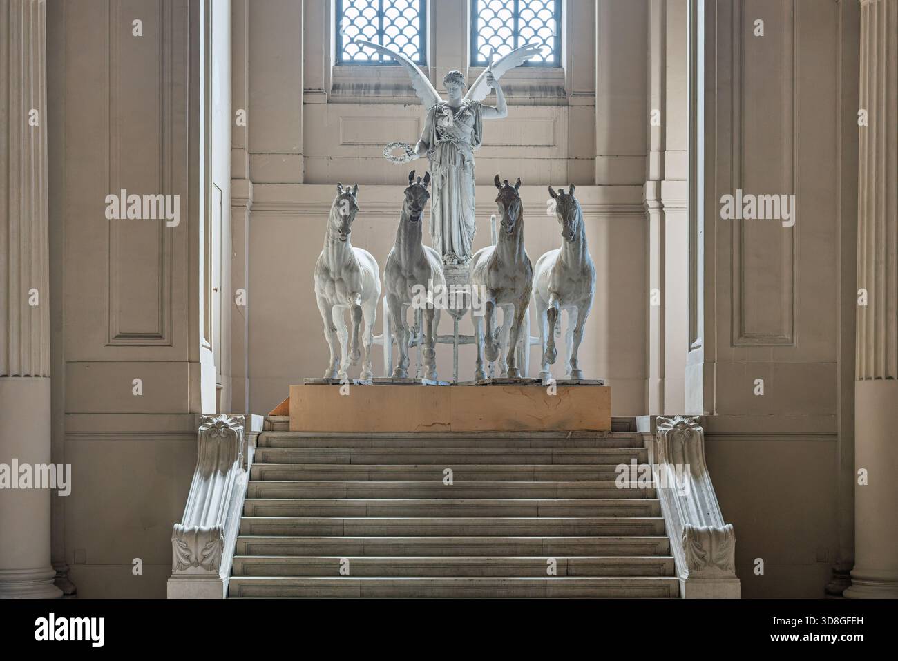 Italien - Rom - Vittoriano Innenraum - Quadriga-Skulptur mit geflügeltem Sieg und Pferden im Inneren des Denkmals neoklassische Kunstwerke Stockfoto