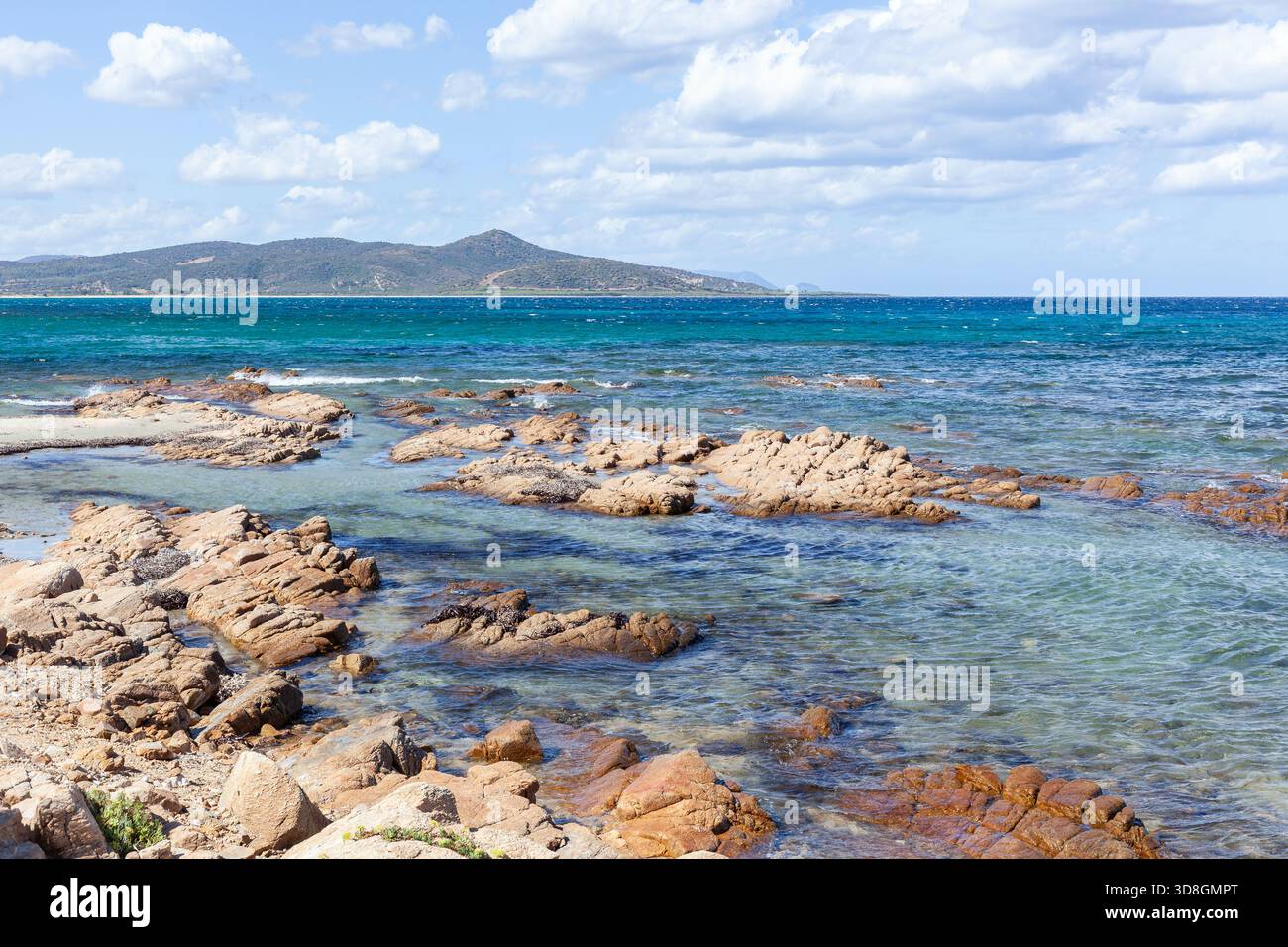 Wunderschöne felsige Küste Sardiniens, Italien, mit klarem blauem Wasser und einem malerischen Blick auf das Mittelmeer. Stockfoto