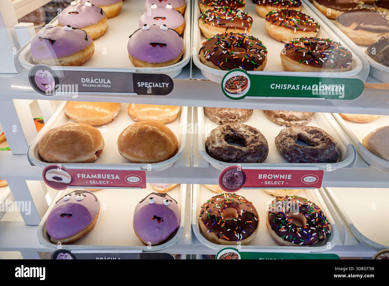 Mexiko-Stadt Mexiko, Benito Juarez, Krispy Kreme Plaza Universidad, Halloween Donuts, Dracula Thema, lila Glasur, festliche Streusel, Schokoladen Donuts, glasiert Stockfoto