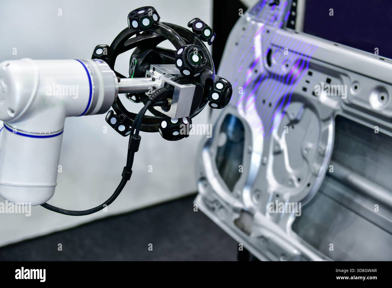 3D-Scanner am Roboterarm messen die Genauigkeit großer Kfz-Teile. In Industrieanlagen Stockfoto